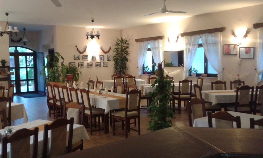 Sobri Halaszcsarda Es Panzio Baja Εξωτερικό φωτογραφία