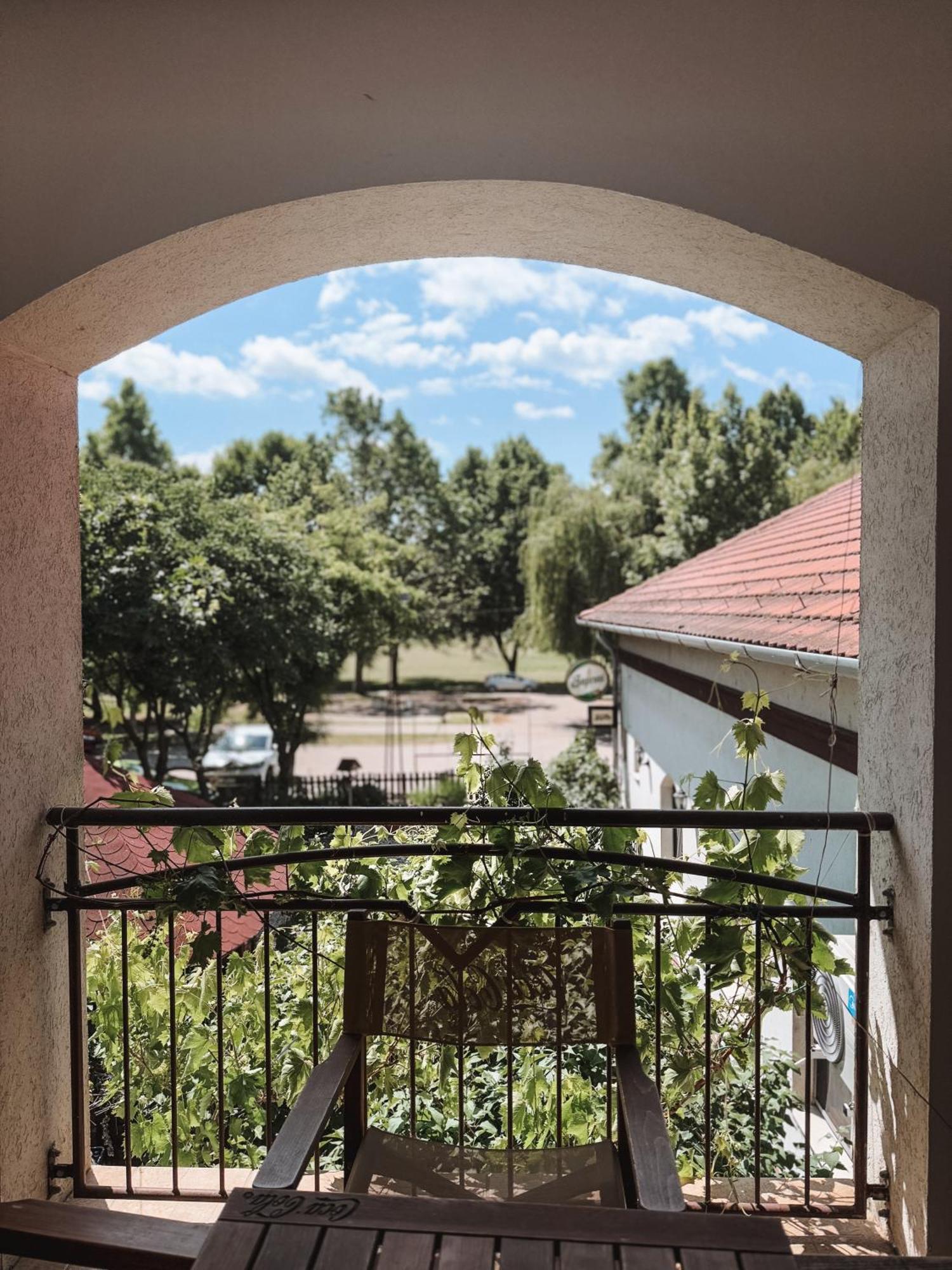 Sobri Halaszcsarda Es Panzio Baja Εξωτερικό φωτογραφία
