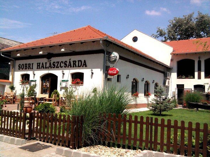 Sobri Halaszcsarda Es Panzio Baja Εξωτερικό φωτογραφία